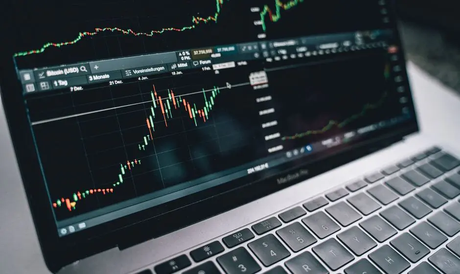 Investment Advisor: Services, Costs, Qualifications, and Choosing the Right One